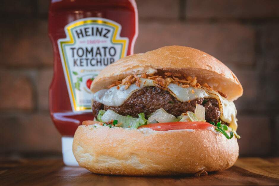 Pão, burger de 170g, Alface americana, pasta de alho, cebola crispis e tomate.