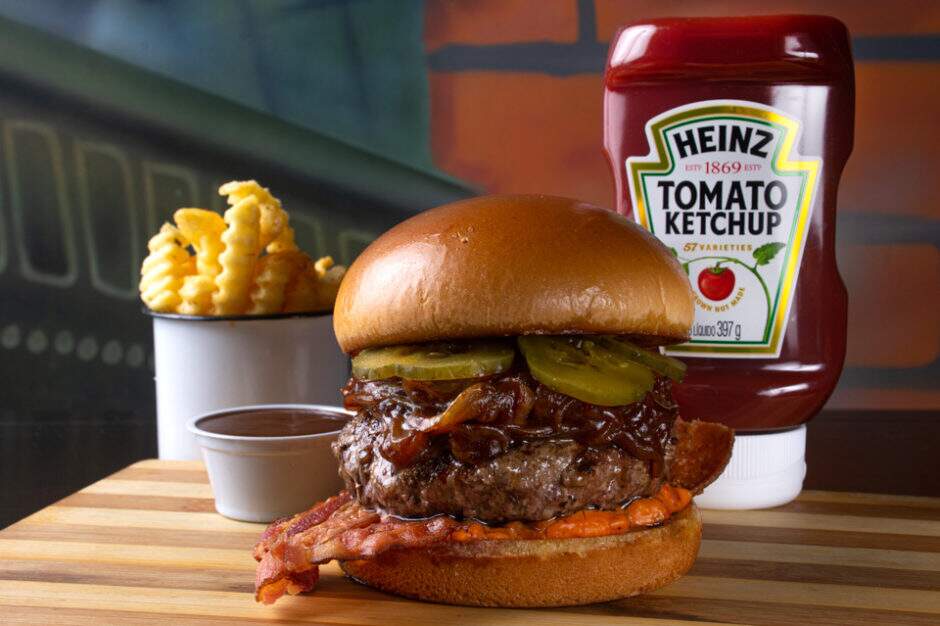 Burger bovino, Red cheddar (cheddar com pedaços de bacon. Levemente apimentado), Bacon cryspy, Cebola caramelizada no barbecue, mostarda djon, no pão de brioche.