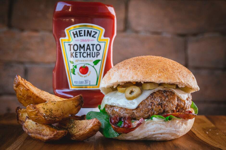 Pão, hamburguer bovino (180g), maionese de tomate seco, rúcula, mussarela e azeitona. Acompanha batatas rústicas fritas<