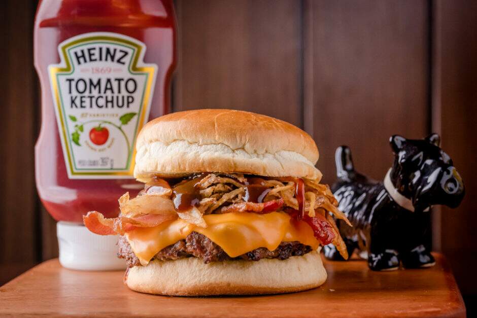 Hambúrguer de costela 180g, queijo cheddar, bacon, cebola crispy e molho barbecue servidos no pão de brioche.