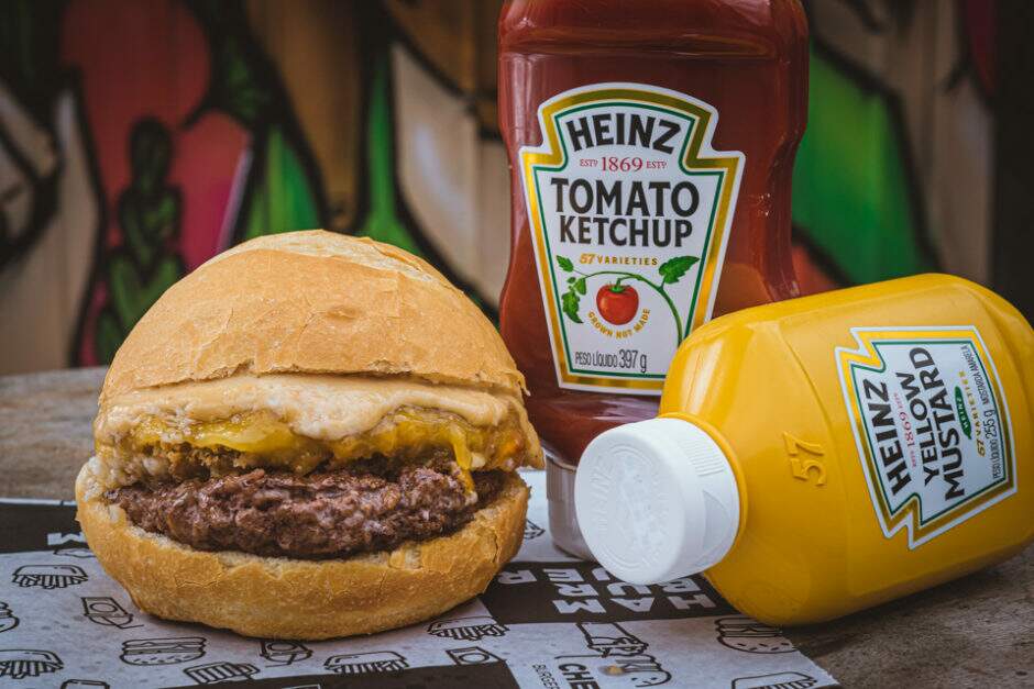 Nosso burger de 150g, queijo prato, shitake empanado com cheddar e maionese Chelsea de shoyo.
