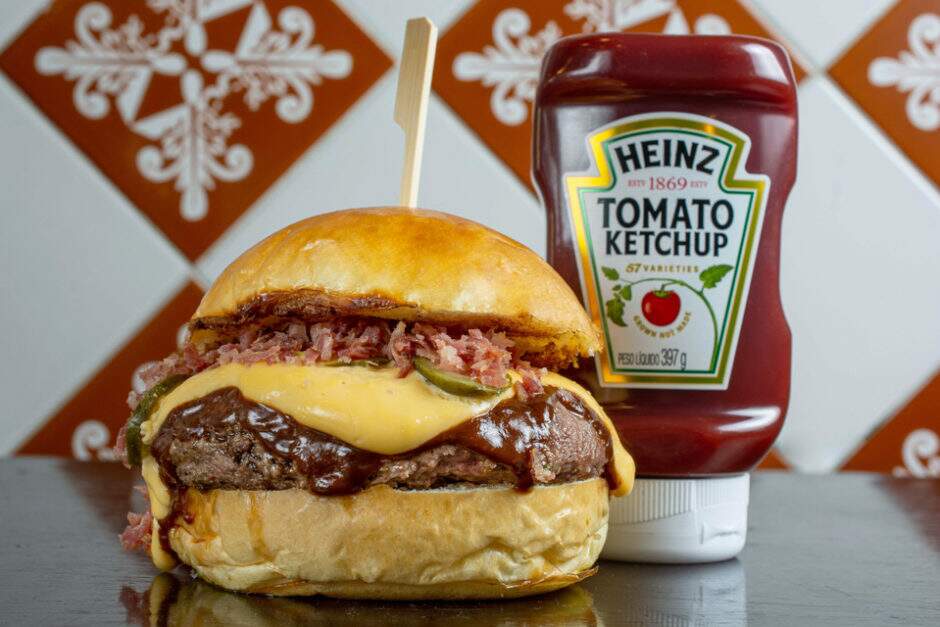 Pão de brioche, pasta de alho, hambúrguer feito de fraldinha angus, Brisket, pincelada BBQ Heinz, american cheese, farofa de bacon e alface americana.
