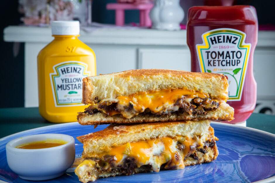2 smash burger de 80g cada, cebola caramelizada, queijo cheddar e prato, picles, dijon e bechamel em pão de brioche.