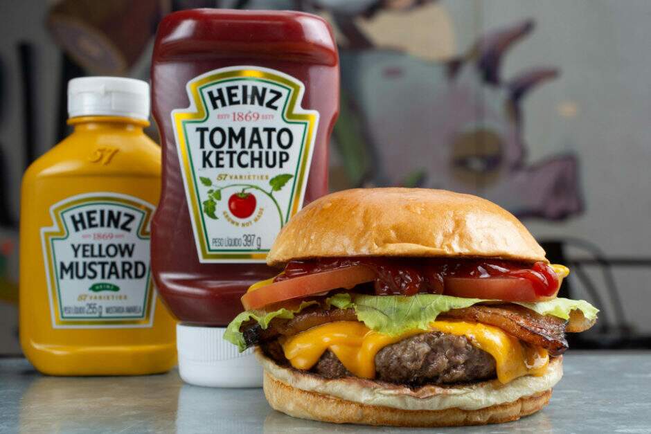 Brioche, Blend da casa 120g , Alface, Tomate, Cebola, queijo safado, bacon e Trio HEINZ (mostarda/ketchup/maionese).