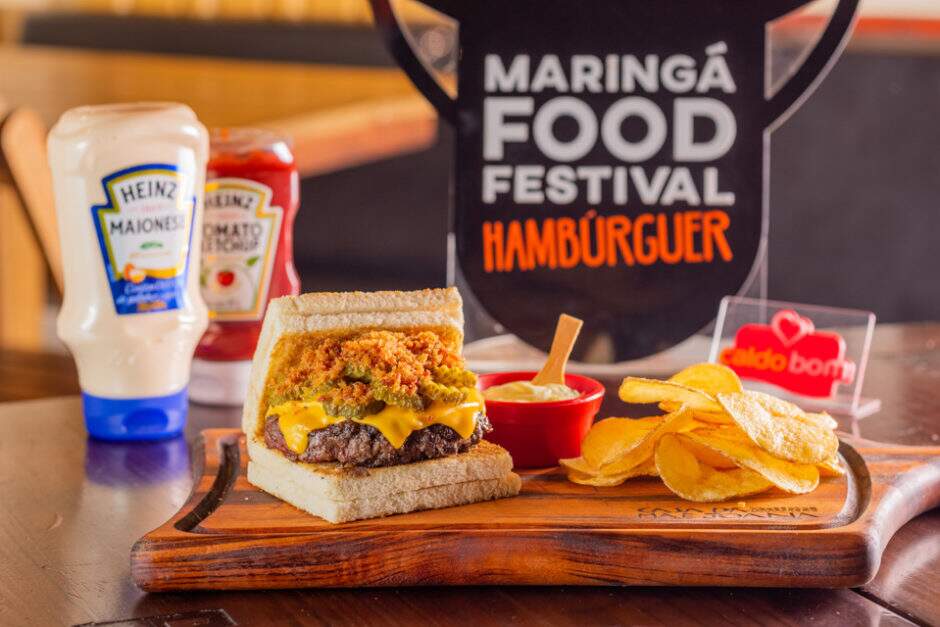 Hambúrguer bovino de 160 gramas, queijo cheddar, farofa de bacon e picles completam a receita. Para acompanhar, maionese especial e batata chips.
