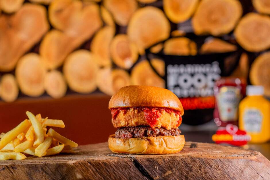 A clássica e aromática combinação de muçarela de búfala, tomate e manjericão é revisitada e sugere a harmonização com a cerveja premium lager da casa, que vem no combo, além de batata frita. A receita leva hambúrguer bovino de 120 gramas, muçarela de búfala empanada, geleia artesanal de tomate levemente picante e pão brioche aromatizado com manjericão.