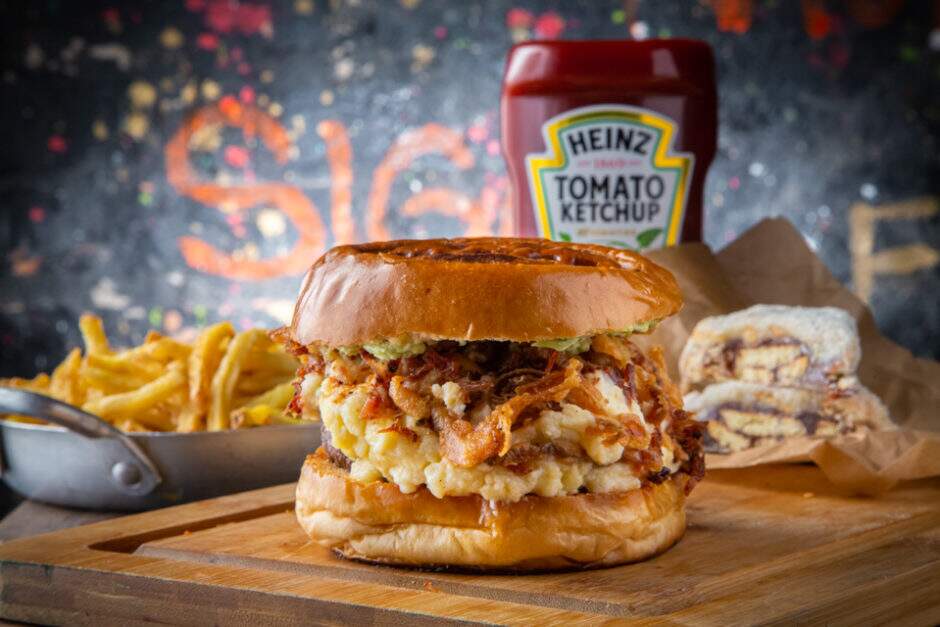Pão Brioche, Burger 150g, farofa de bacon, Catupiry de alho, Cebola Crispy, e Maionese de Limão Siciliano.