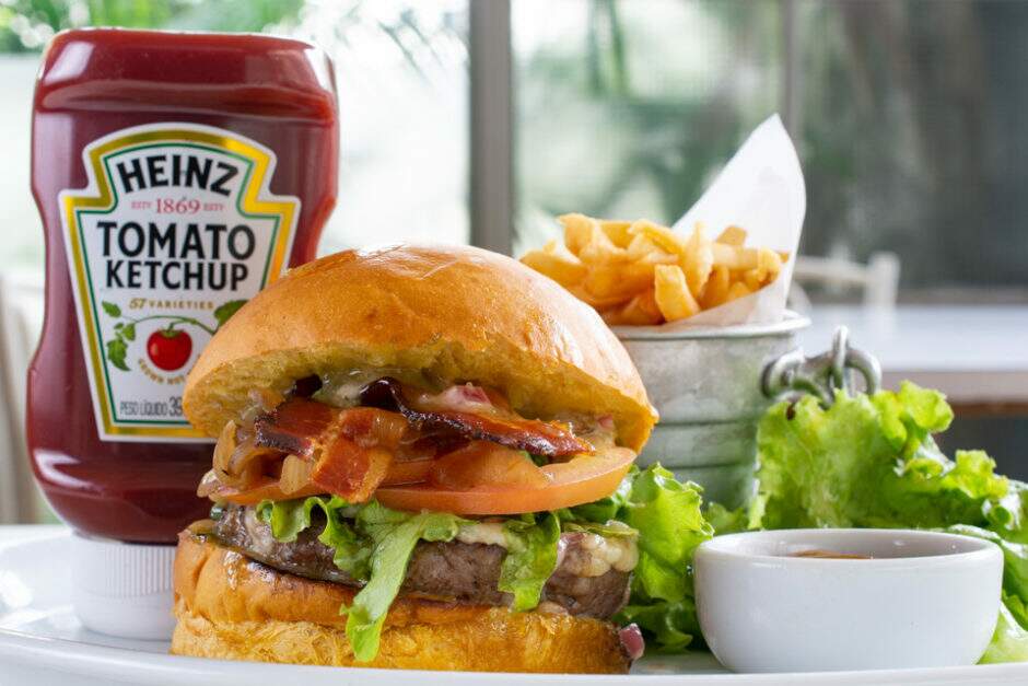 Hambúrguer com 180g de ancho e costela, molho béarnaise, cebola com geleia de pimenta jalapeño, bacon, queijo gruyère, alface e tomate no brioche.