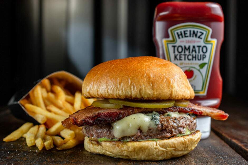 Pão de brioche, burger de 150g, gorgonzola, bacon, picles de maçã verde e maionese de wasabi.