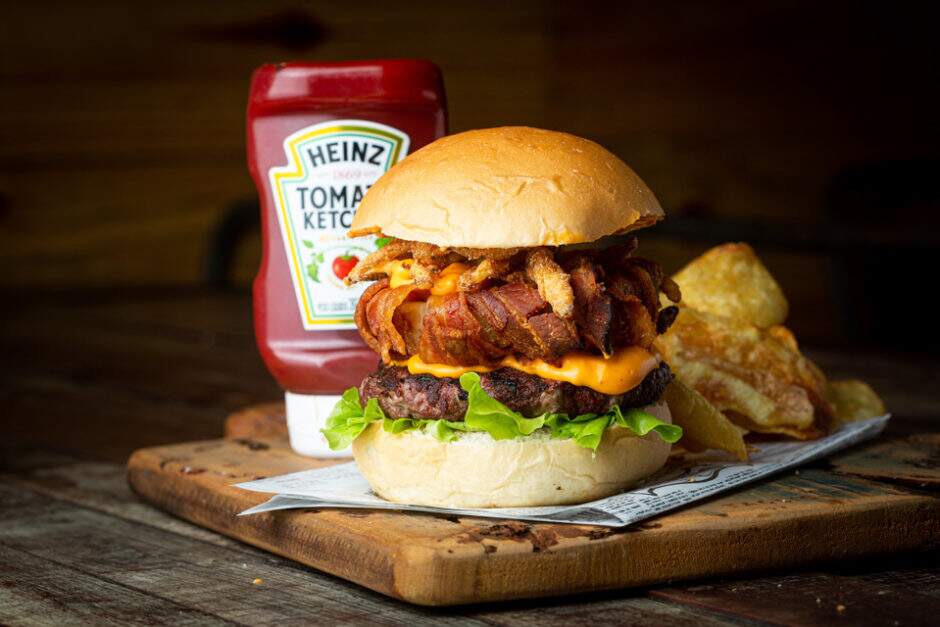 Pão Especial, alface, burger de picanha 180g, nosso "amazing bacon onion supa ring" , uma generosa porção de fonduta de queijo e para finalizar crispies de cebola.