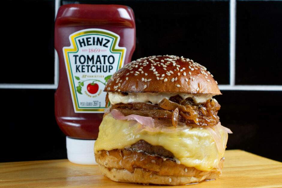 Blend do Encarnado, american cheese feito na casa, cebola caramelizada, picles de cebola, maionese artesanal de cebola e cebola frita. Uma experiência completa com textura, acidez, doçura com um ingrediente só.