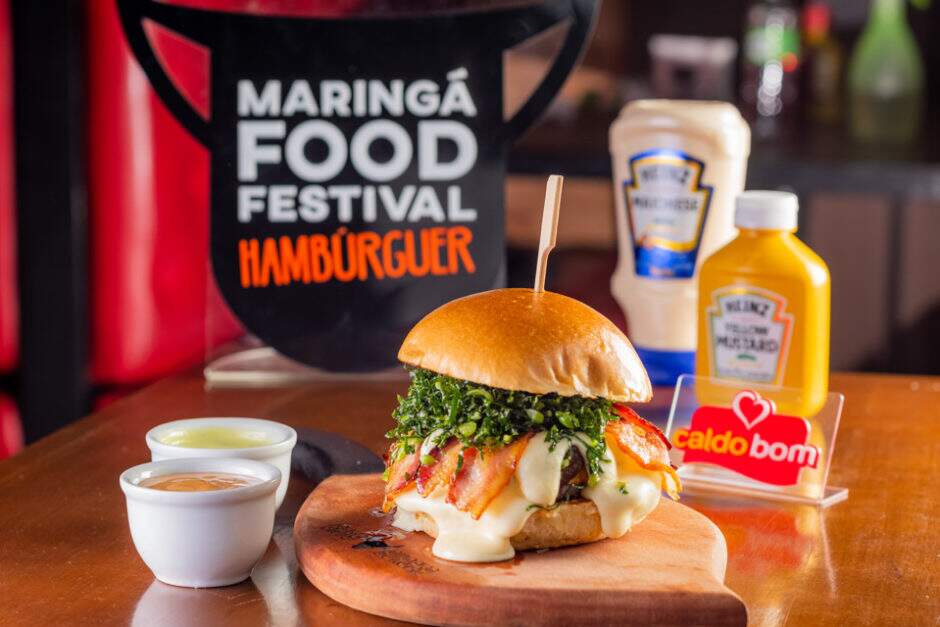 Nessa criação, quem brilha é a carne: hambúrguer bovino de 190 gramas com recheio de cheddar. Pão brioche, molho branco de queijo e maionese da casa trazem untuosidade, enquanto o bacon e a couve crispy criam contraste de texturas e sabores.