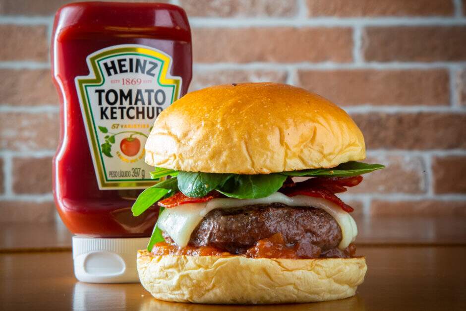 Burger de Angus, mussarela de búfala, chutney de tomate italiano, pepperoni e rúcula, no pão de brioche.
