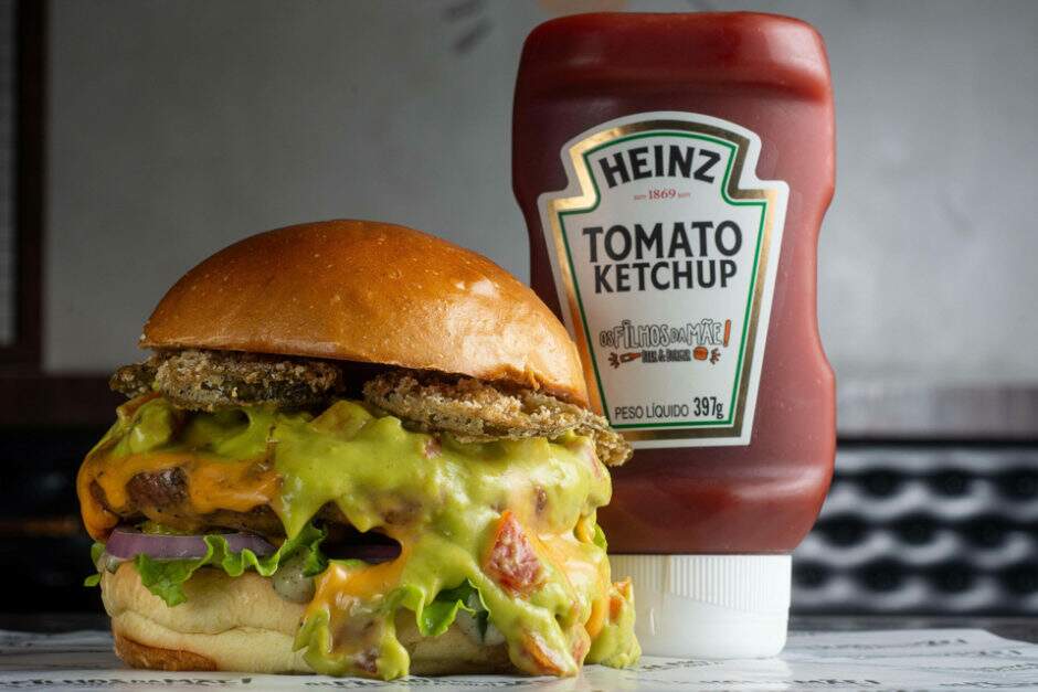 180g do Blend calabresa/carne angus, american cheese feito na casa com toque de pimenta e mel, guacamole, maionese FDM, no pão da sua escolha.