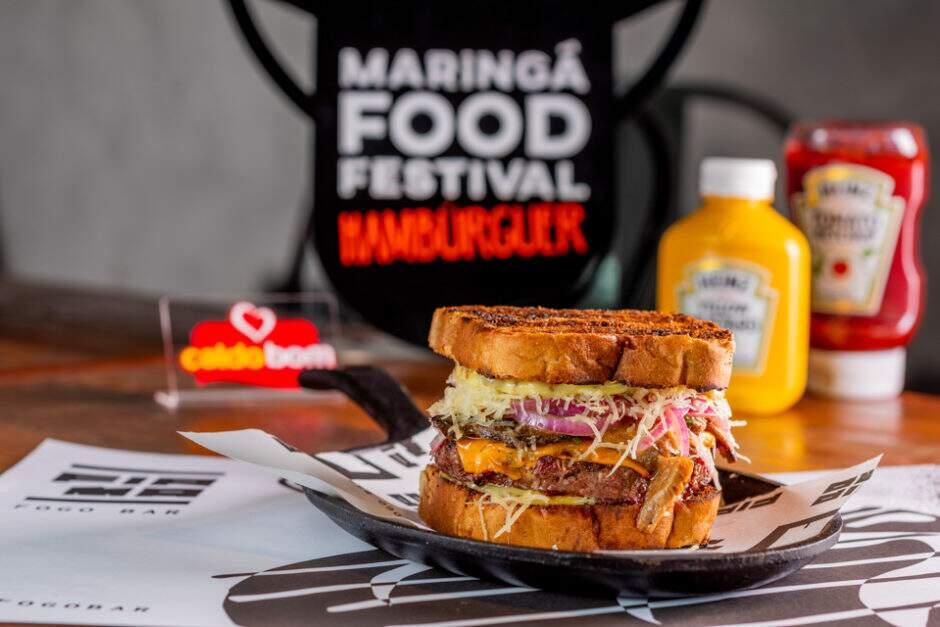O Pioneiro busca as origens do hambúrguer e retoma o antigo formato rústico do sanduíche, combinando ingredientes clássicos, como queijo cheddar, e inusitados, como molho de cebola e alho assados e cogumelos salteados em molho de natas. O pão rústico de centeio e malte remete à vocação cervejeira do bar, enquanto o hambúrguer de 180 gramas grelhado na brasa faz jus ao nome Firma Fogo. Queijo cheddar, picles de cebola roxa e mostarda l’ancienne completam a criação