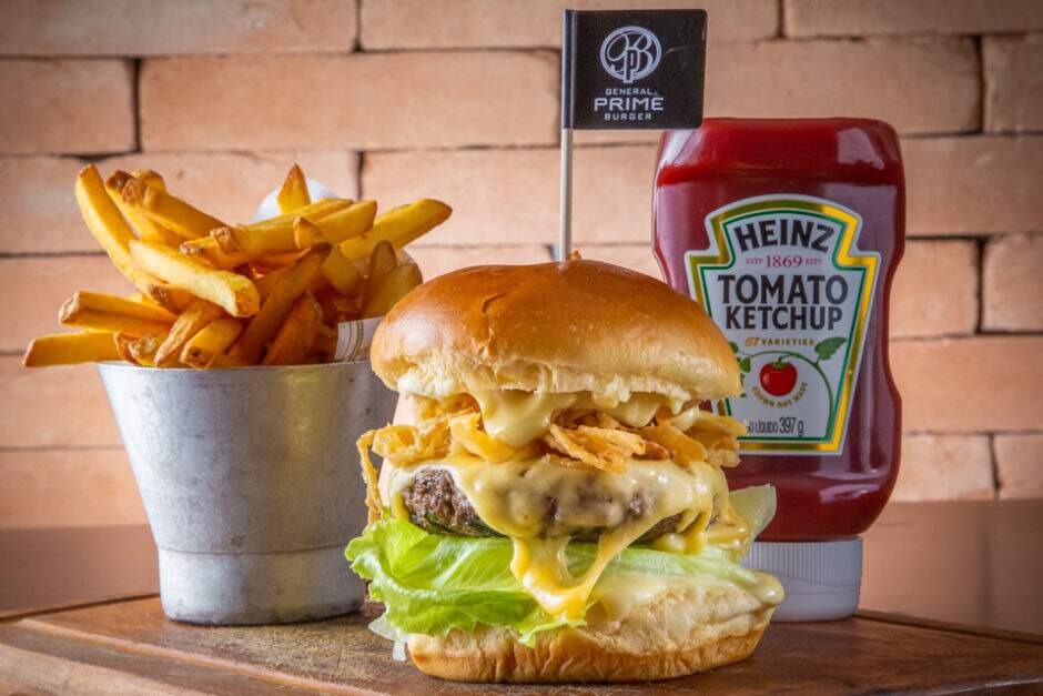 Burger de blend Angus (180g) com molho de Wasabi, alface americana, queijo prato, cebola crispy no pão brioche. Acompanha fritas.