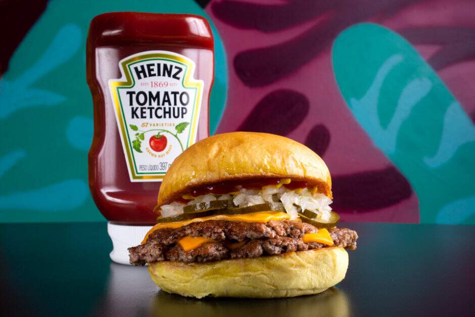 Pão de batata macio (no melhor estilo Martin Potato Bun) 2 smashs Angus de 70g cada, queijo tipo American Cheese, ketchup heinz, mostarda, picles de pepino feito na casa e cebola picadinha.