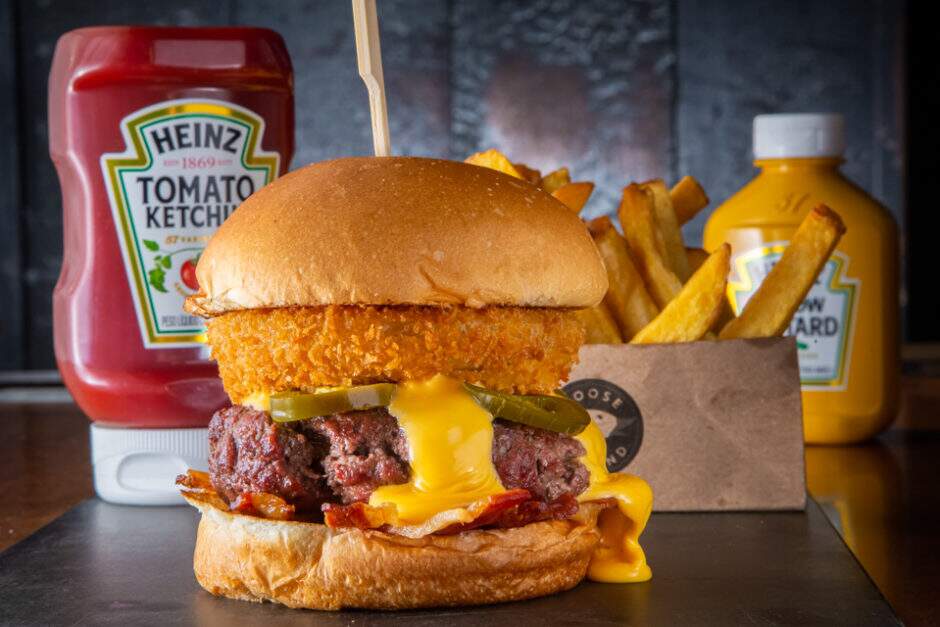 Hambúrguer de 180g, bacon crocante, picles de jalapeño, onion ring recheada com creme de queijo. Acompanha batata frita (120g).