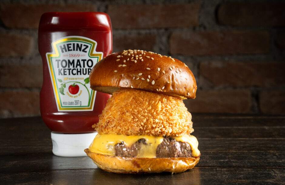 Burger defumado, american cheese e onion ring. Acompanha fritas da casa.