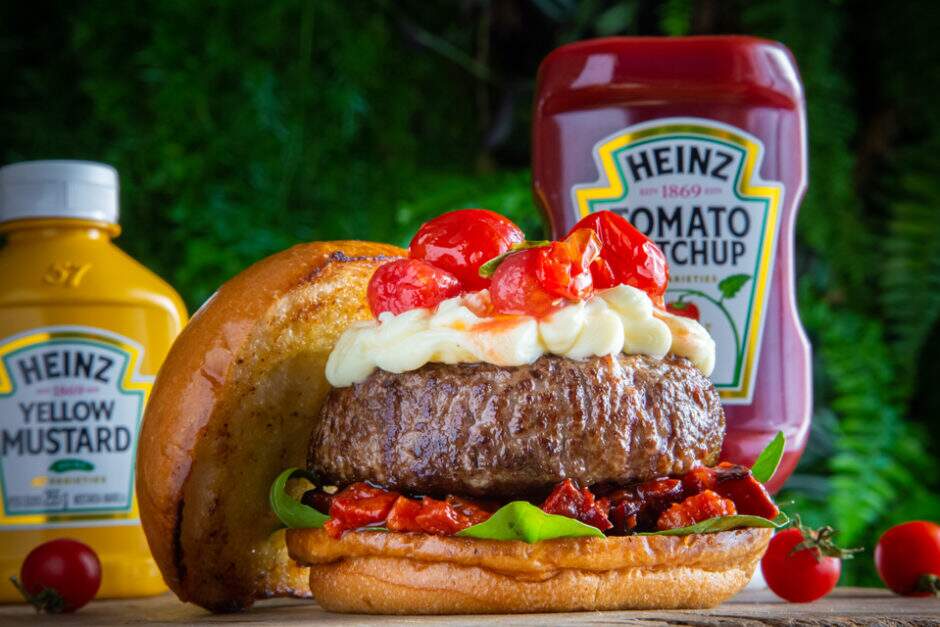 Burger Balck Angus, rúcula, bacon bits levemente picante à Kochuchang, Catupiry, confit de tomate, servido no pão rústico.