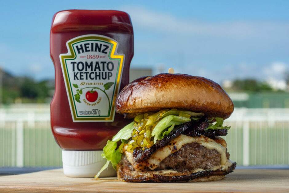 170g de blend bovino , american cheese artesanal, picles da casa, bacon caramelizado, alface, maionese de curry e tomilho no pão Brioche Caramelo.