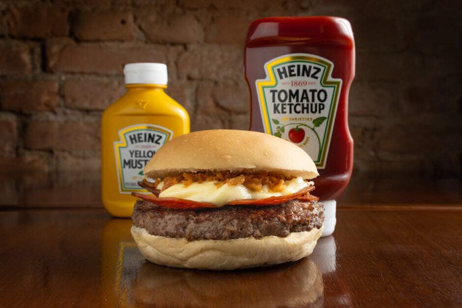 Pão gourmet, burger caseiro 150g, pepperoni, catupiry e cebola crispy.