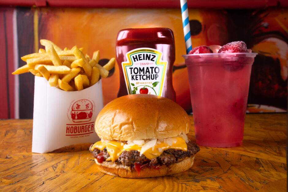 Smash Burger de Wagyu Certificado de 90g, American Cheese, Cebola Picada, Ketchup e Mostarda Heinz no Pão de Brioche. Acompanha Regular Fries e Coca Cola 220ml.