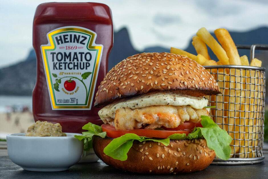 100g de cavaquinha, alface orgânica, tomate, queijo Minas, molho de maionese com alcaparras desidratadas picadas e pickles de pepino picado.