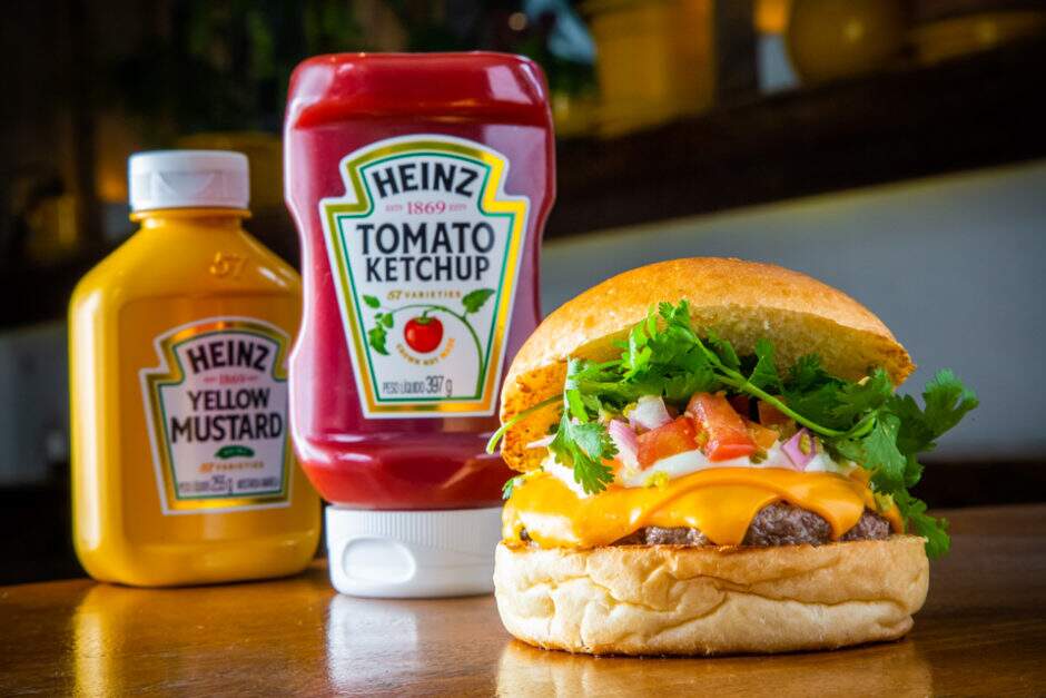 Burguer, cheddar, sour cream, picles de jalapeño, tomate, coentro, pão.