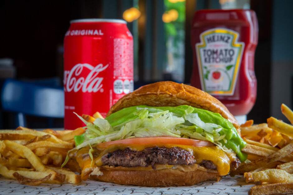 Xissa(brioche de mandioquinha, smashed de 110g, cheddar brasileiro, alface picadinha, tomate fininho, maionese verde) + batata individual + refrigerante.