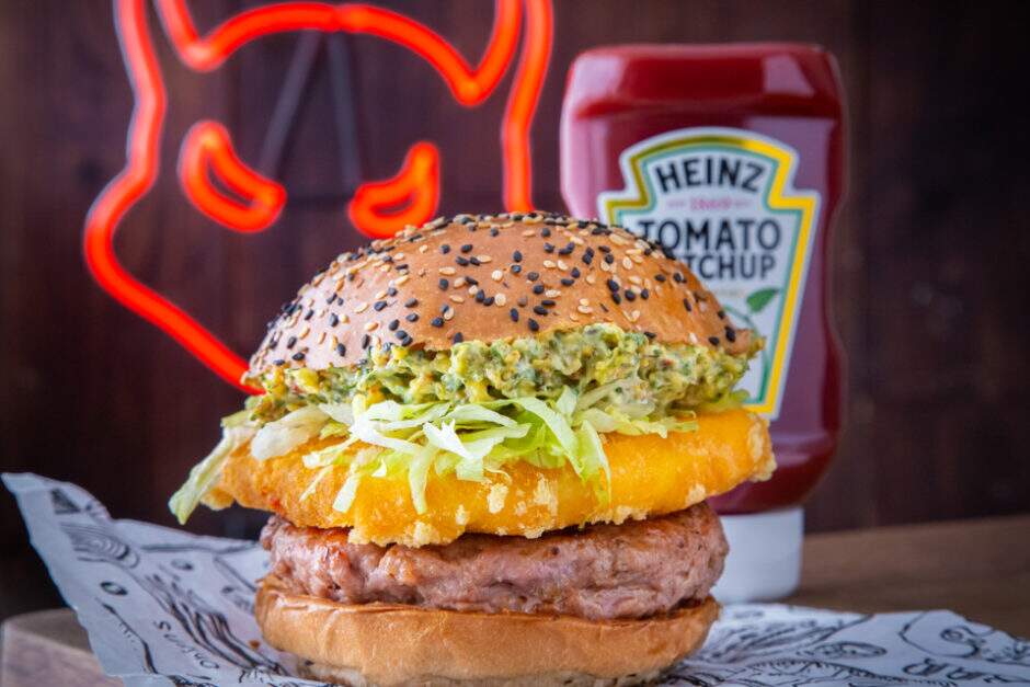 Hambúrguer de linguiça toscana, queijo gouda empanado, tomate assado, e maionese artesanal de chimichurri.