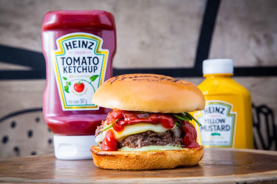 Pão brioche, burguer artesanal 150g, queijo mussarela, tomate seco, rúcula e maionese de ervas artesanal.