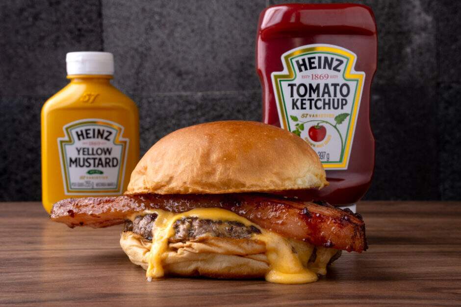 Pão da casa, smash burger de Wagyu de 120g, American cheese, bacon caramelizado no BBQ e mel, molho da casa.