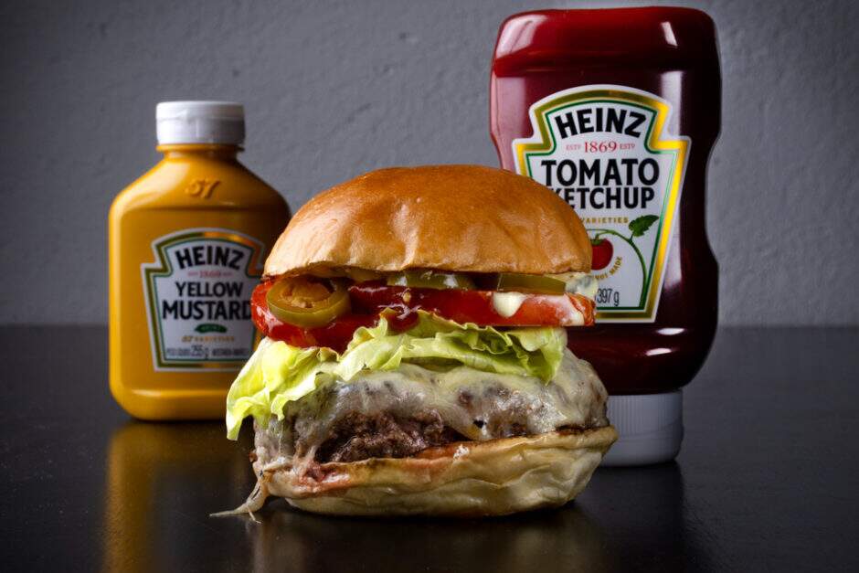 Pão de Brioche, Burguer 150g, queijo mussarela, alface americana, cebola roxa, tomate, picles jalapeño e bbq artesanal.