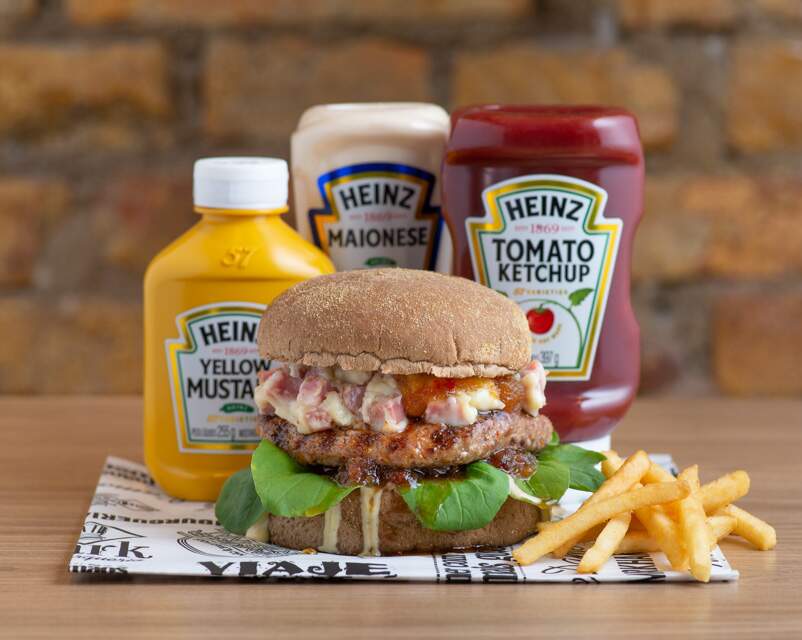 Molho da casa, geleia de bacon com abacaxi e pimenta, rucúla, burger bovino ou vegano e catupiry com calabresa. Acompanha batata tradiconal ou rustica.