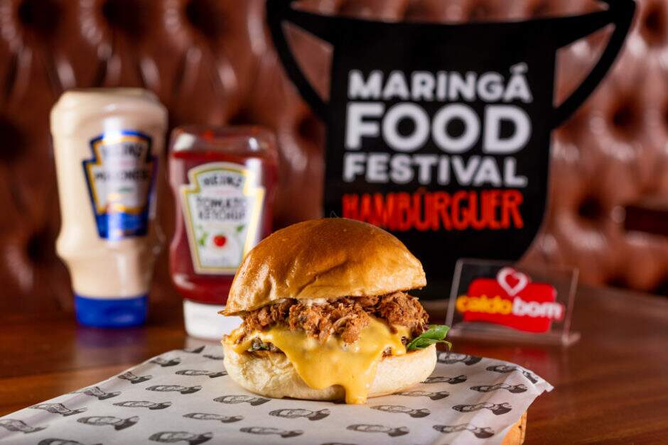 A criação d’O Conde mistura dois tipos de carne ligadas à cultura texana: hambúrguer bovino e costela de porco desfiada, regadas ao molho barbecue. Uma maionese especial feita com vinagre balsâmico e especiarias promete balancear a gordura das carnes e equilibrar os sabores. A receita ainda leva queijo americano, rúcula e pão brioche.