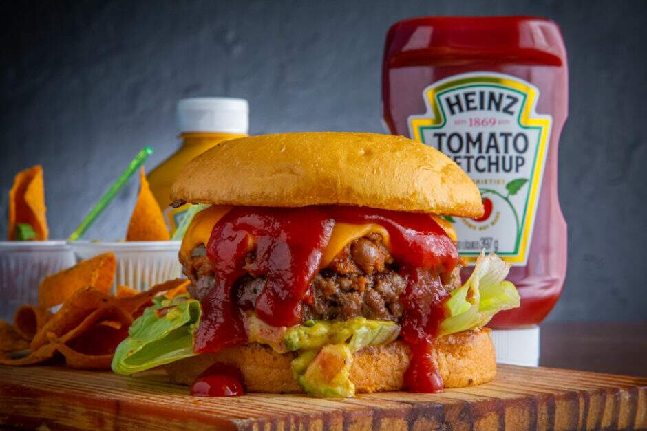 Blend de 150g, alface america, guacamole, chilli, cheddar e pimena jalapenõ. Nachos da casa acompanham.