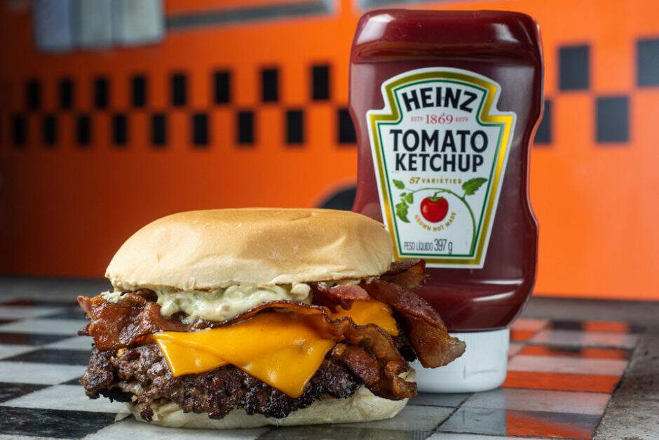 Double Smash burgers (90g cada smash, total 180g) com cheddar, bacon e pasta de alho do Jay no Pão de hamburger.