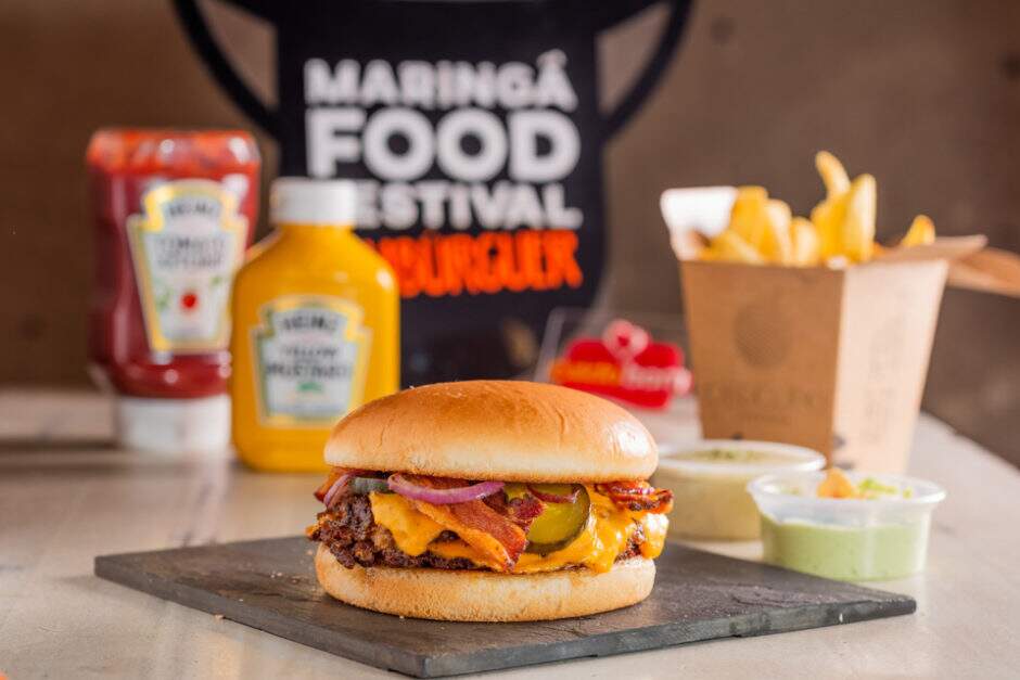 Nessa produção simples, o Obscuro traz de volta os clássicos das hamburguerias, prezando pelo frescor e qualidade dos ingredientes. A grande estrela é o queijo americano produzido na casa, que derrete muito bem e garante a cremosidade do sanduíche. Pão de leite, duplo smash bovino, cebola roxa chapeada, bacon e picles de pepino agridoce completam a experiência. O molho rancheiro é o par perfeito para as “garlic fries” (batata frita com tempero de alho), que acompanham o lanche.