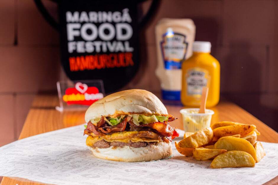 Os ingredientes mais amados dos clientes aparecem nesse sanduíche. Pão artesanal, hambúrguer Angus de 130 gramas, queijo prato, maionese artesanal de tomate, bacon, alface americana, cebola caramelizada e omelete com cebolinha.