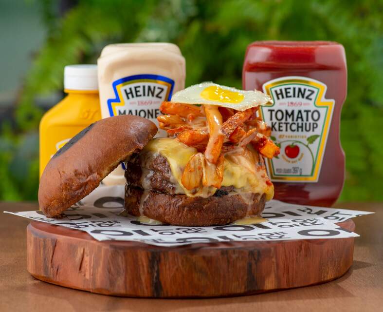 Pão de brioche tostado na manteiga clarificada, burguer Blend da casa, kewpie, picles, ovo frito, queijo kimchi e fries.