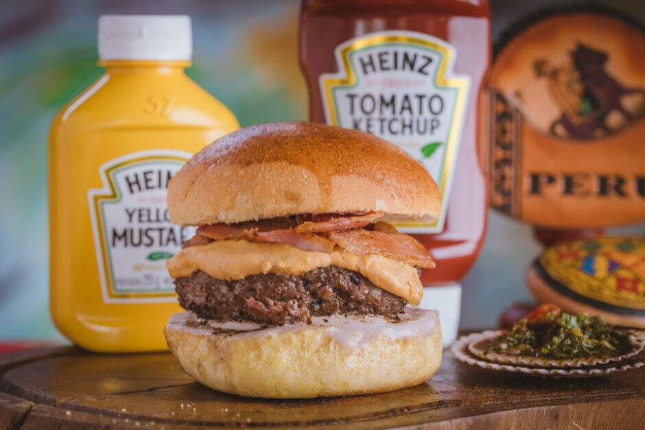 Carne bovina blend costela, cominho, pimenta cheiro, orégano, Bacon, chimichuri do Peruano e creme de queijo peruano (huancaina).pão brioche.