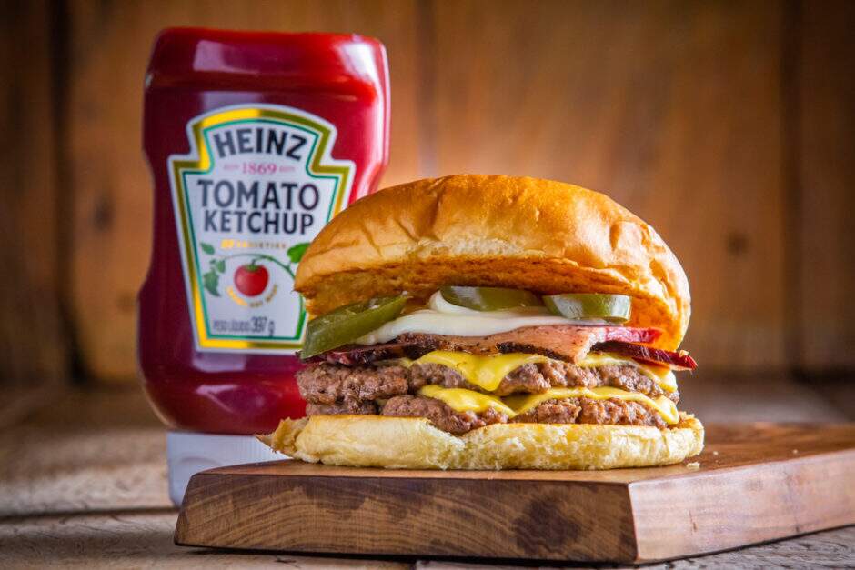 Pão brioche, 160g carne, queijo prato, pastrami desfiado, catupiry e pimenta jalapenõ.