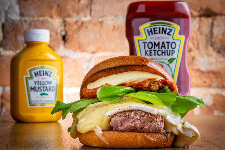 Smash burguer 120g, queijo brie, tomate seco, salada de rúcula e nossa maionese da casa.