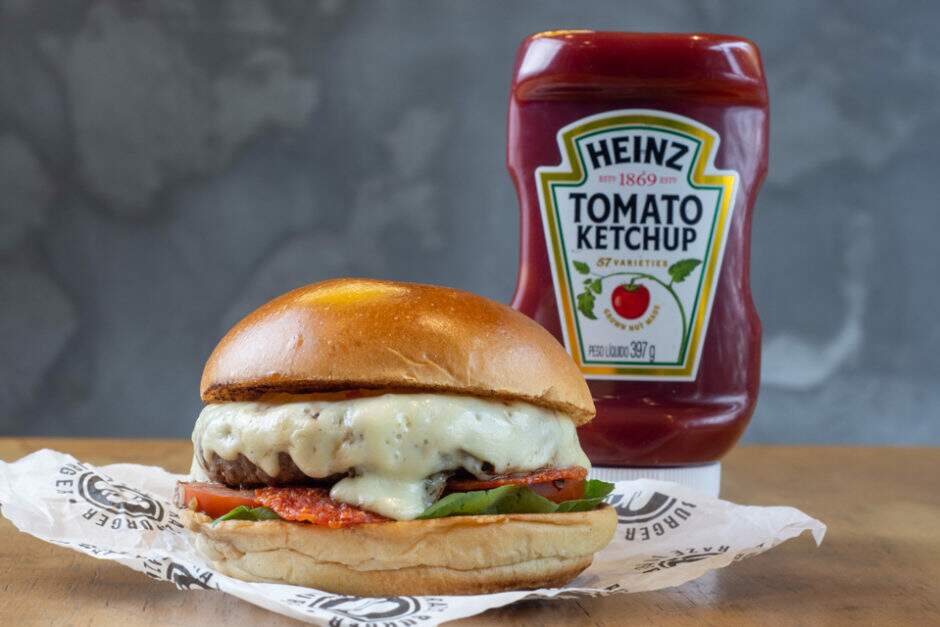 Com um sabor inigualável, esse burger agrada gregos e troianos. Pão de brioche, blend da casa, molho especial a base de curry, rúcula fresca, pepperoni, tomate grelhado, queijo meia cura e geléia de pimenta.