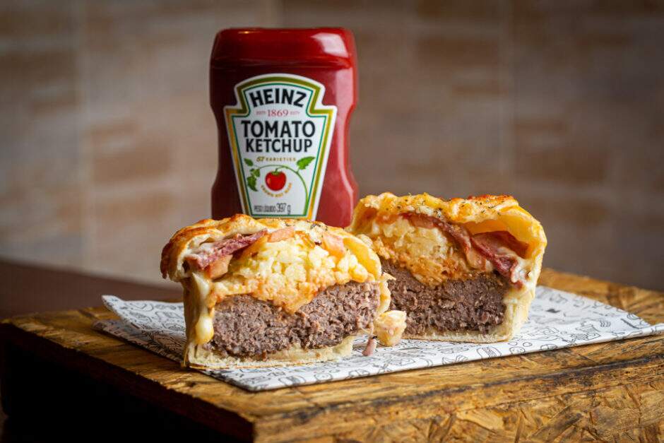 Pizzaburger - massa de pizza, carne artesanal bovina de 160g, mussarela, catupiry, calabresa, molho ao sugo, tomate, orégano. Acompanhamento; batata Chips. Bebida; coca cola 310 ml.