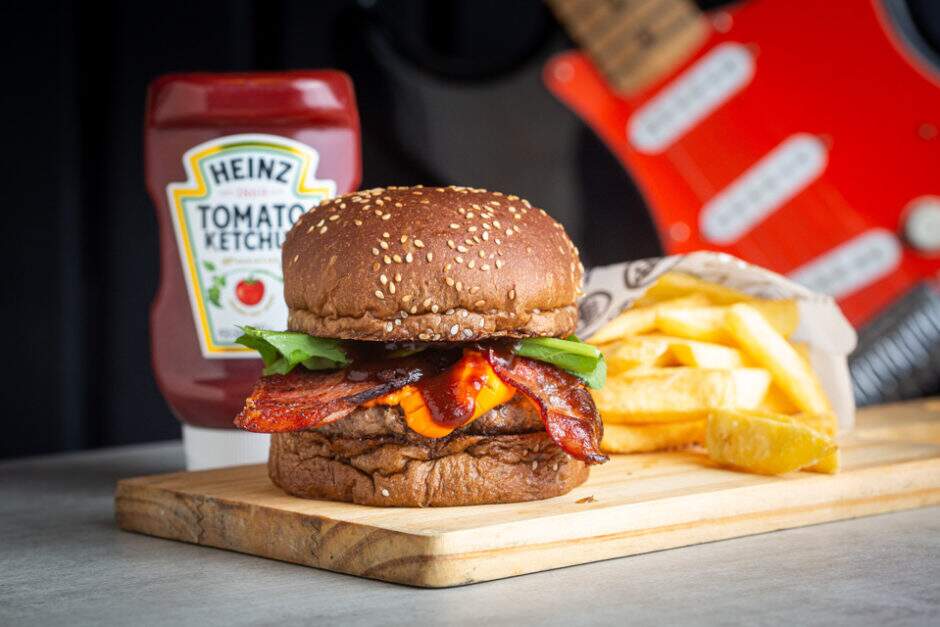 Burger blend Rockcity, queijo cheddar, bacon, tomate, maionese defumada, pão black