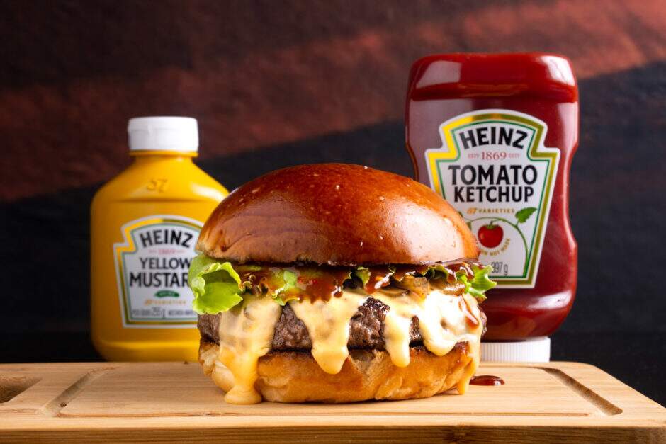 Burger 160g, queijo cheddar, alface, tomate, onion crispy feita na casa finalizado com Heinz BBQ.