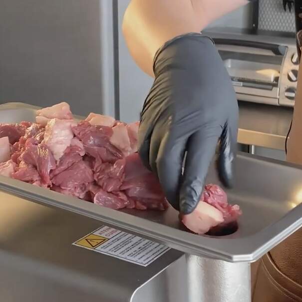 Peça para seu açougueiro moer a carne junto com a gordura por até duas vezes. Isso deixa seu hambúrguer na textura ideal e a carne homogeneizada.