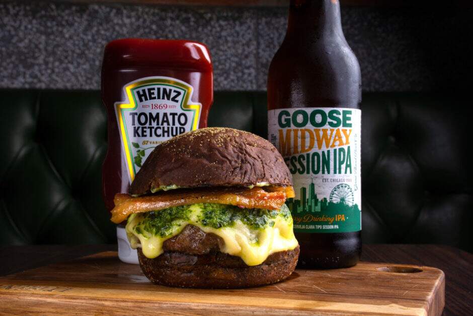 Pão preto, Burger angus 180g, Queijo mussarela, Molho pesto, Bacon defumado, Maionese de manjericão.